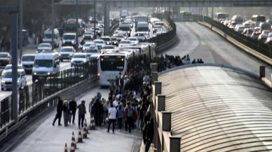 Metrobüse binmek isteyenlere 'beyaz yol' şoku!