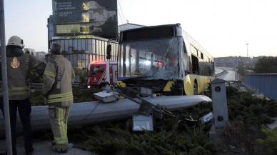 İETT otobüsü direği devirdi: Yol kapandı