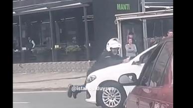 Trafikte ilginç tartışma! Motorcu, aracın üzerine yattı