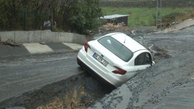 Bir anlık dikkatsizliğine denk geldi: Otomobili çukurun içine düşürdü