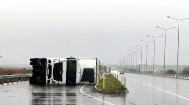 İlde kuvvetli rüzgar TIR'ı devirdi, ağaçları kökünden söktü