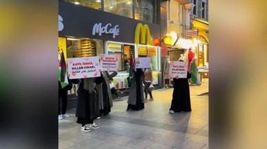 Ünlü fast food zincirinde sessiz protesto düzenlendi