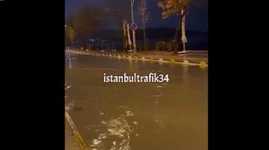 İstanbul’da sağanak ve fırtına etkili oldu, caddeler göle döndü!