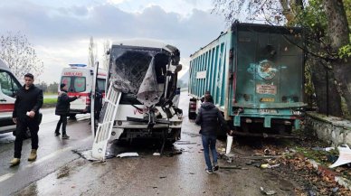 Servis midibüsü, çöp kamyonuna arkadan çarptı: Çok sayıda yaralı var