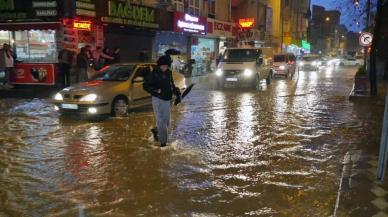 Balıkesir'de ev ve iş yerlerini su bastı