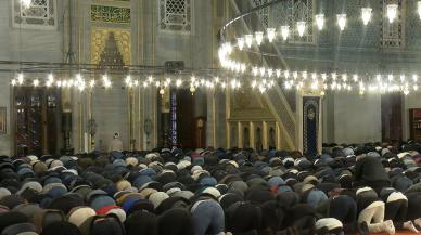 Camilerde ilk teravih namazı için yoğunluk oluştu