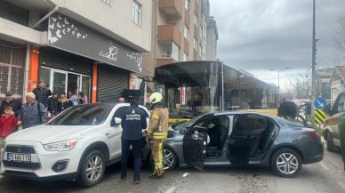 Otomobil karşı şeritten gelen İETT otobüsüne çarptı