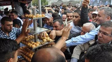 İnsanlara baklava, maymunlara mandalina dağıtılırken iki türün sergilediği performans...