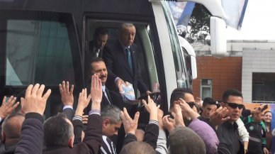 Cumhurbaşkanı Erdoğan, çocuklara oyuncak Togg dağıttı