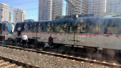 Yolcu treni vagonunun tekeri raydan çıktı: Yolcular tahliye edildi, seferler durduruldu