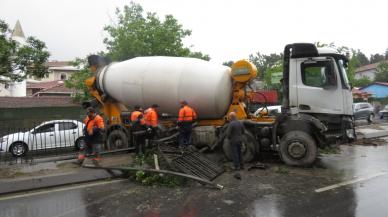 Beton mikseri bariyerleri parçaladı, karşı şeride geçti: Trafik yoğunluğu oluştu