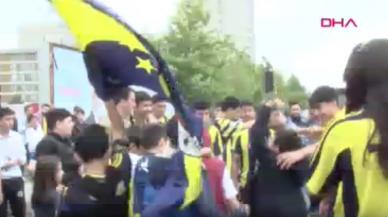 Fenerbahçeli taraftarlar, takımını derbiye uğurladı