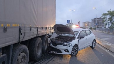 Pendik'te otomobil park halindeki kamyona çarptı: 2 yaralı