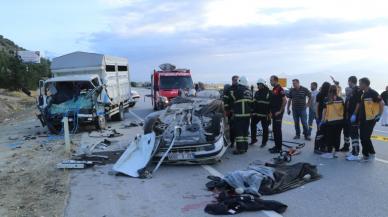 Nişan alışverişi dönüşü korkunç kaza: 3 kişi hayatını kaybetti, 2 kişi yaralandı