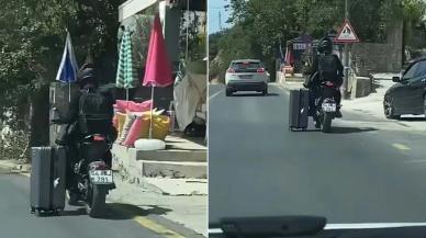 Trafikte tehlikeli anlar: Motosiklet sürücüsü valiziyle yolculuk yaptı