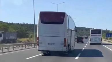 Yolcu otobüsü şoförü serinlemek için kapısı açık halde trafikte ilerledi!