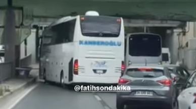 Aksaray'da otobüs köprü altına sıkıştı