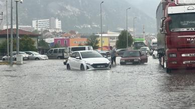 Kütahya’da sağanak: Cadde ve sokaklar göle döndü