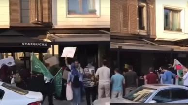 Starbucks önünde bir grup müşterilere seslenerek eylem yaptı!