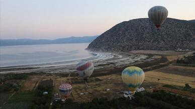 Salda Gölü manzaralı balon turları başladı