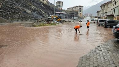 Artvin Yusufeli'de sağanak yağış sele döndü