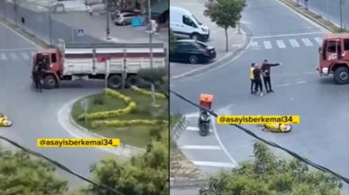 İstanbul'da kavşakta trafik kazası: Motosikletli, sürücünün üzerine yürüyüp kaskı kafasına fırlattı