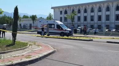 Emniyet otoparkında olay! Bıçakla araçlara zarar verip polise saldıran şahıs vuruldu