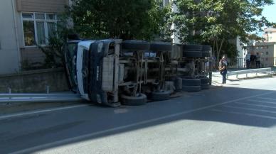 Kartal'da yokuş yukarı çıkan beton mikseri devrildi, kazada 2 kişi yaralandı