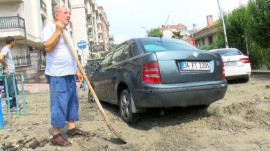 Bahçelievler'de sokağa serilen kum yola yayıldı, araçlar mahsur kaldı