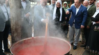 Eski Sanayi ve Teknoloji Bakanı Varank salça kaynatıp gazetecilere ikram etti