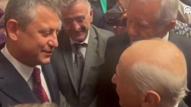 Özgür Özel ve Devlet Bahçeli ayaküstü sohbet etti: 'Birbirimizi kırmıyoruz inşallah'