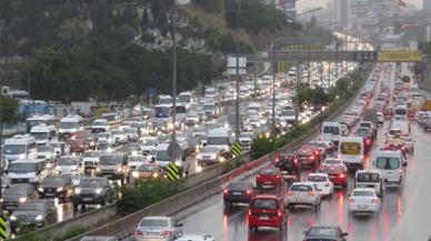 İstanbul'da yağmur yağdı; trafik yoğunluğu yüzde 69'a ulaştı