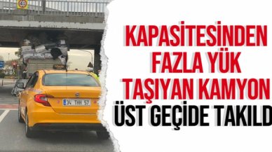 Kapasitesinden fazla yük taşıyan kamyon üst geçide takıldı