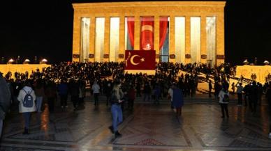 Anıtkabir'de gece ziyaretçi yoğunluğu