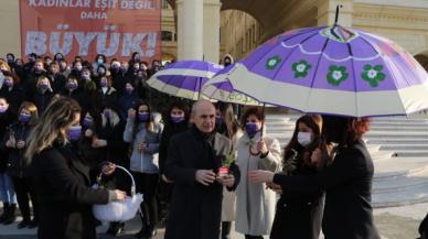 Kadınlar Büyükçekmece'de şiddete karşı şemsiye açtı