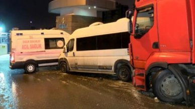 Buzlanma nedeniyle kontrolden çıkan TIR servis aracı ve ambulansa çarptı