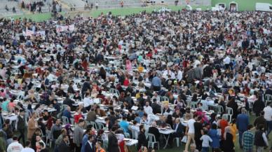 Binlerce kişiye iftar verdi