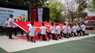 Anıtkabir’de dalgalanan bayrak, lise öğrencilerine emanet edildi