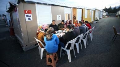 Hatay'da konteyner ve çadır kentlerde kalan depremzedeler ilk iftarı yaptı