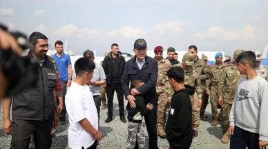 Milli Savunma Bakanı Akar Hatay'da depremzedelerle bir araya geldi