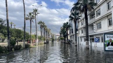 İskenderun'da kuvvetli rüzgar ve yağmur; kıyı şeridi su altında kaldı