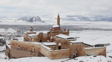 İshak Paşa Sarayı ilkbaharda karlı manzarasıyla ziyaretçilerini ağırlıyor