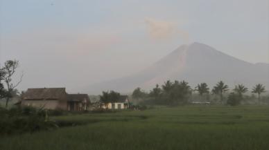 Semeru Yanardağı kül püskürtmeye başladı