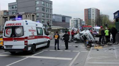 Kağıthane'de aydınlatma direğine çarpan otomobil takla attı: 2 yaralı