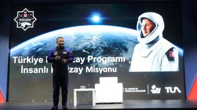 Astronot Alper Gezeravcı TEKNOFEST Adana'da öğrencilerle buluştu: