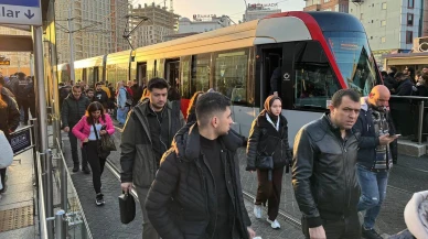 İstanbul güne yoğun trafikle başladı! Toplu ulaşımda büyük kalabalık!