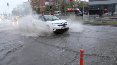 Bakırköy'de şiddetli yağış taşkınlara neden oldu, iş yeri sular altında!