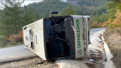 İlkokul öğrencilerini taşıyan midibüs devrildi: 10 yaralı