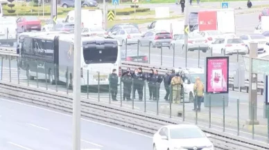 Esenyurt'ta metrobüs kazası: Yolcu kapıdan düşerek yaralandı!