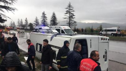 Isparta'da servis midibüsü devrildi; 17 yaralı